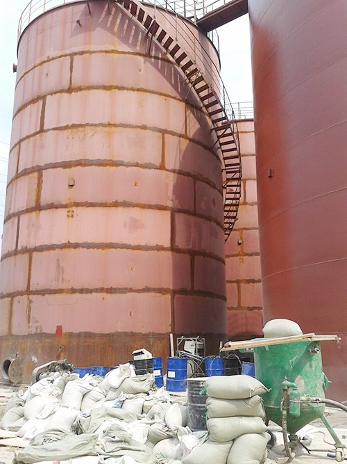Severely corroded power plant storage tank before polyurea anti-corrosion coating application
