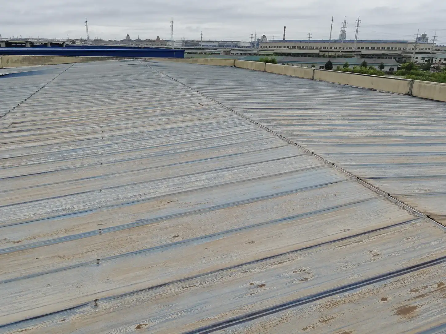 Aged metal cleaning and rust treatment before color steel roof anti-corrosion coating