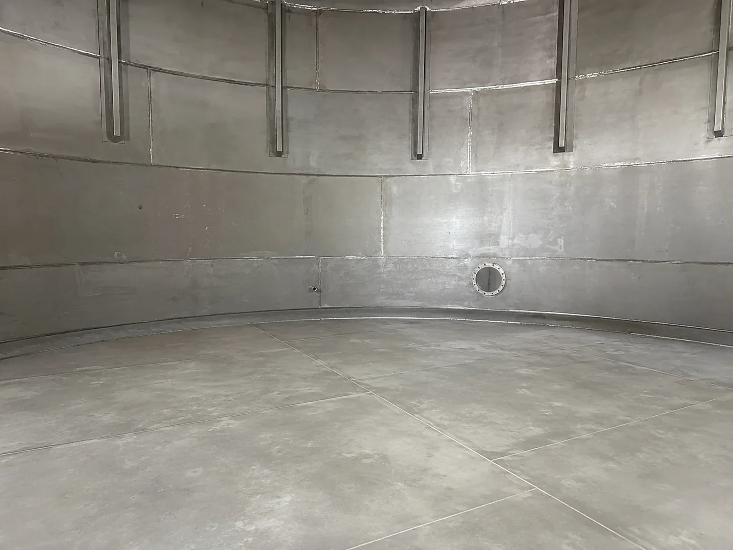 Steel storage tank surface preparation before anti-corrosion coating