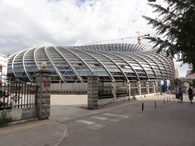 Large curved steel façade support structure with protective coating