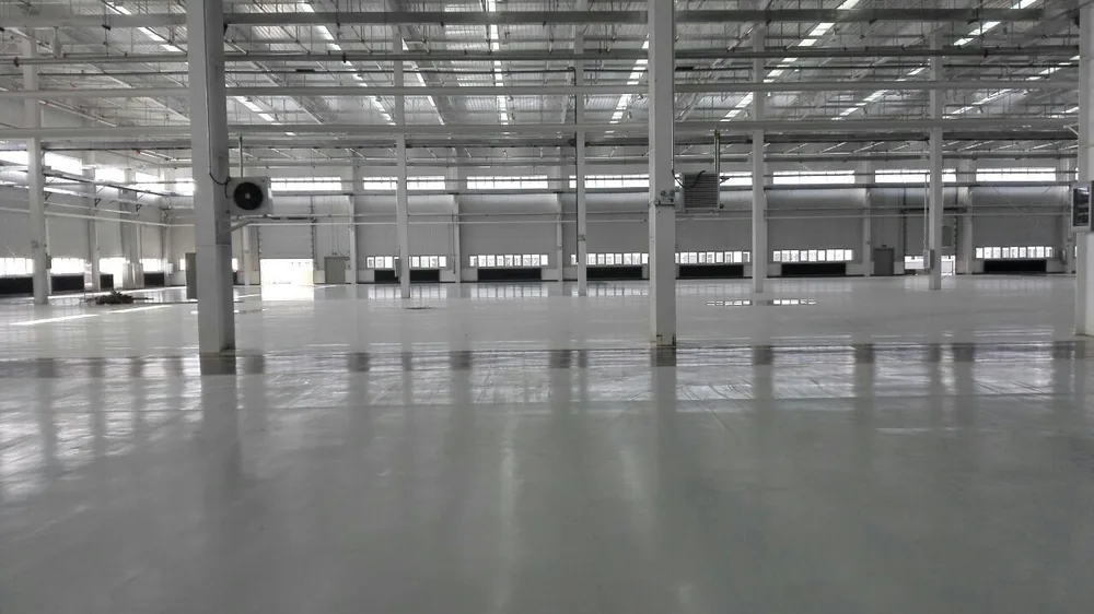 Automotive parts workshop floor with wear-resistant polyurea coating