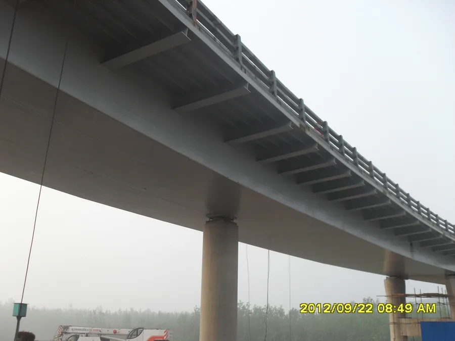 Bridge steel guardrail surface preparation before anti-corrosion coating