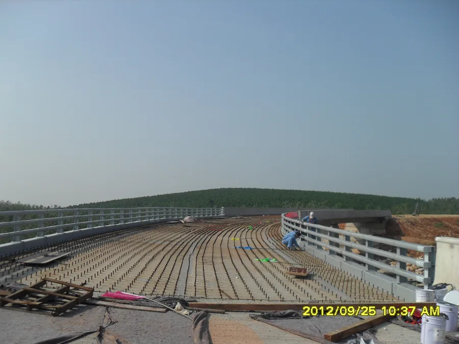 Bridge guardrail steel structure with exposed topcoat preparation