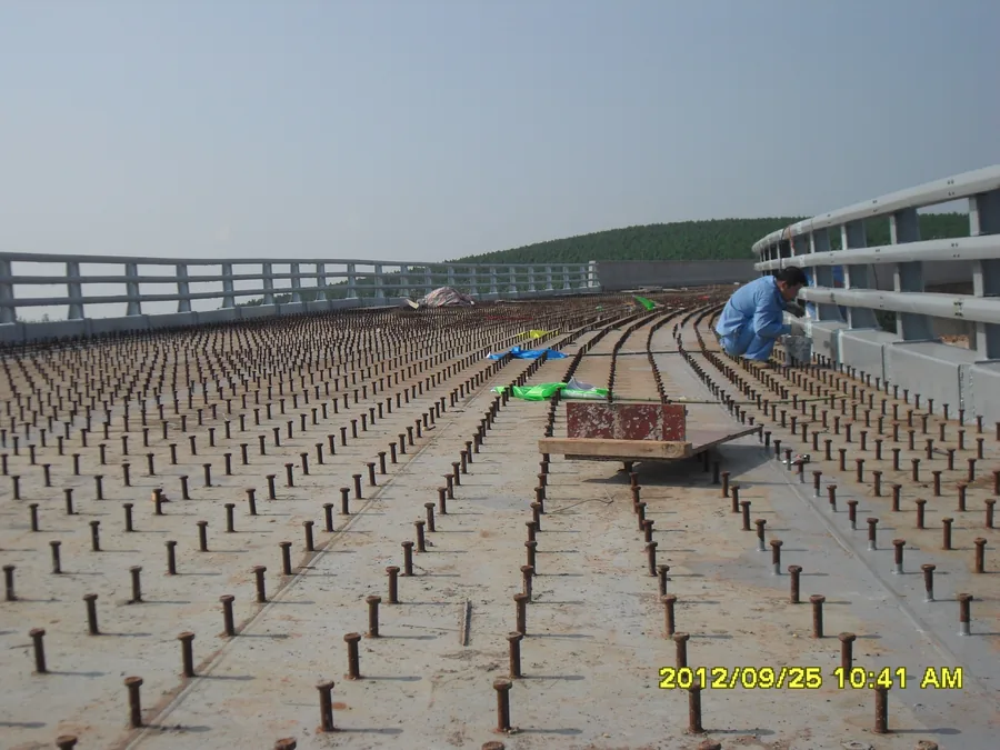 Bridge guardrail anti-corrosion coating work in outdoor bridge environment