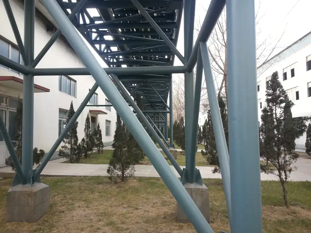 Steel pipe rack support structure with exposed anti-corrosion coating