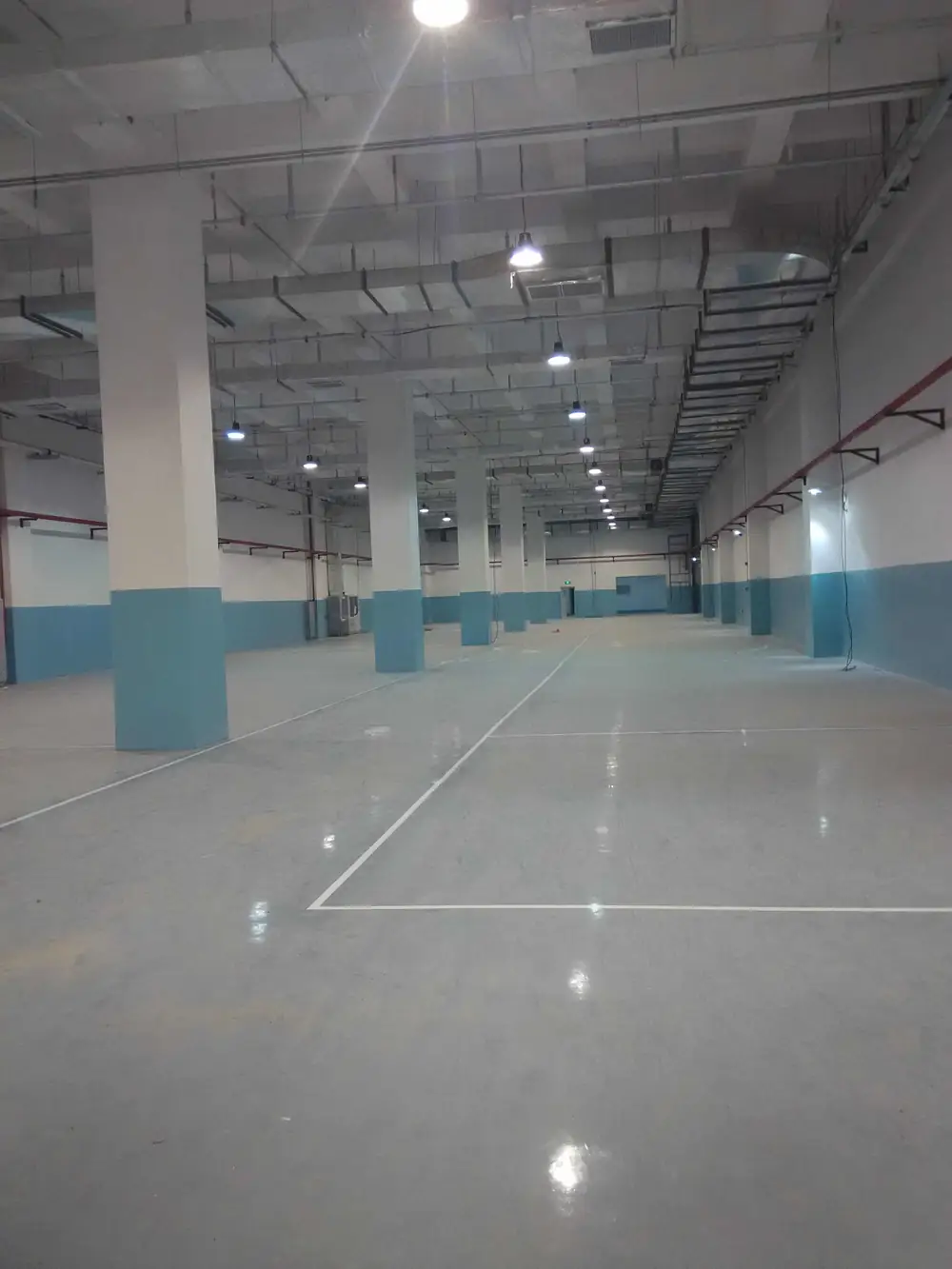 Pharmaceutical storage warehouse floor with cleanable protective coating