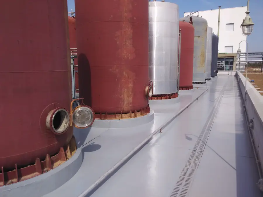 Outdoor equipment platform floor with wear-resistant protective coating