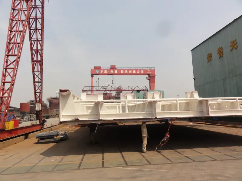 Prefabricated ship internal compartment section with finished protective coating